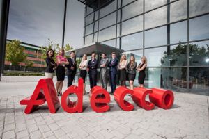 De ti finalister i alderen 20-25 år som dystede om at blive adm. direktør for hele Adecco koncernen i en måned. 