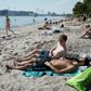 Araz Chounik og Johan Sloth soler sig på stranden uden for Den Permanente, som er en af tre corona-hotspots i Aarhus. Foto: Morten Lau-Nielsen