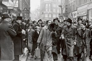 En swingpjatter vækker opsigt på Strøget i København, 1940’erne, på grund af sin outrerede frisure og den vilde jakke. Måske er der en transportabel pladespiller i kassen? 