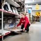Kicki Søndengaard fra Jem & Fix er yderst opmærksom på kilder til svind. Her sørger hun for, at skifterammerne bliver sat rigtigt op, så de undgår sammenstød med en kundevogn og bliver knust.