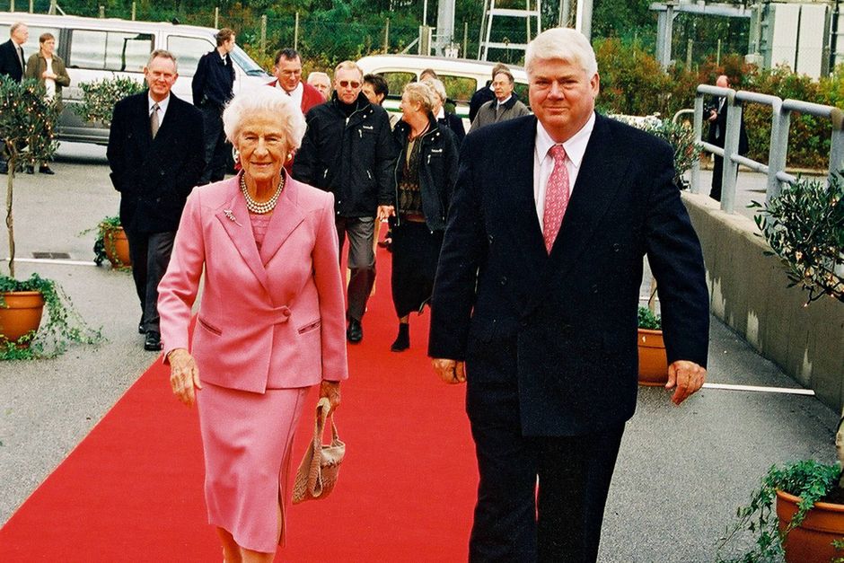 Bitten Clausen med sin ældste søn, Jørgen Mads Clausen, i 2002.