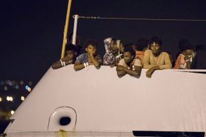 Natten til mandag fik migranterne lov til at gå i land fra det britiske skib Protector, der havde reddet dem i Middelhavet. Det skete dog først efter, at andre lande havde hjulpet Italien med at tage imod dem. Foto: Francesco Ruta