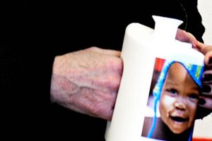 Red Barnet betaler i år mere end 2 mio. kr. til Nets i gebyrer for at modtage donationer via betalingsservice. Men det er umuligt at gennemskue, om udgiften er rimelig, lyder kritikken.