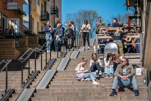 Folk spiser frokost på udeserveringarna og nyder solen på Södrmalm i Stockholm. Foto: Mats Schagerström/TT/Ritzau Scanpix 