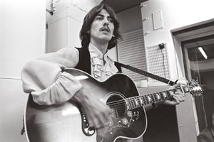 Med ”While My Guitar Gently Weeps” bidrog George Harrison med højdepunktet på det hvide album.