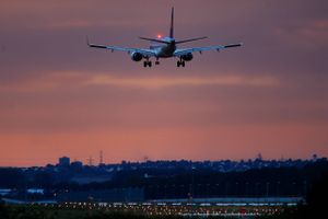 To flyselskaber har valgt at give store bonusser til de ansatte efter rekordresultater.