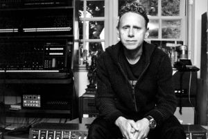 I Depeche Mode er sangskriver Martin Gore fast leverandør af både popsange med fængende omkvæd og dunkle ballader om død og ødelæggelse. Nu er han aktuel med et soloudspil, inspireret af »et forfærdeligt år«.