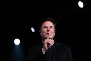 Elon Musk har tweetet, at bilfabrikkens operationer i Kina er tilbage på normalt niveau, og at man har besluttet at lukke ned for fabrikken i Fremont i Californien. Foto: Jae C. Hong/AP