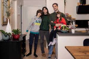 I en forstad til Herning bor en italiensk familie, som i jagten på et bedre liv er rejst fra en af Italiens historisk betydningsfulde byer. Det er udtryk for, at en ny verdensorden er på vej. Det hele handler om befolkningstal.