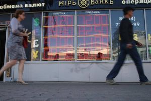 Russisk økonomis aktuelle febertilstand kan aflæses på på de mange udhængsskilte i Moskvas gader, hvor bankerne i den seneste tid har reklameret med vekselkurser tæt på 83 rubler pr. euro. Foto: Sergei Bobylev/TASS