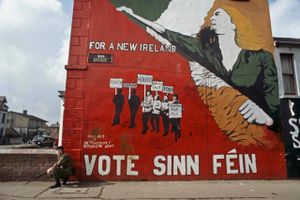 Sinn Féin-vægmaleri på Falls Road i Belfast – mistilliden trives stadig mellem de pro-britiske protestanter og katolikkerne. Arkivfoto: Alain Le Garsmeur/Panos Pictures  