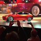 Kravene til Teslas produktion bliver voldsomme, når Tesla skal til at levere måske millioner af bilen Model 3. Foreløbigt er der bestilt 400.000 styk af bilen, der først er klar om mindst et år.