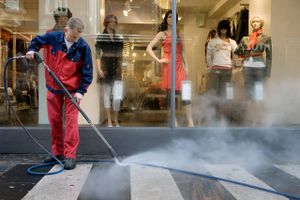 Rengøringsassistenter og viceværter er blandt dem, der betaler mest for lønforsikringer.
Foto: Arkiv/Mathilde