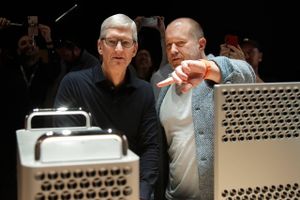 Apples adm. direktør, Tim Cook og chefdesigner i Apple, Jony Ive. Foto: AP Photo/Jeff Chiu