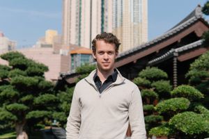 Som 16-årig blev han iværksætter, og nu har Rasmus Brendborg kastet sig ud i en ny udfordring: Med 16 medstuderende er han rejst til Hongkong på et eliteudvekslingsprogram for at få udvidet sin horisont.