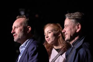 Mette Frederiksen danner en historisk bred regering, som efter De Radikales exit kun kan mønstre lidt mere end et politisk flertal. Til gengæld vil arvefjender skulle finde sammen for at skabe problemer for regeringen.
