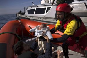 Italien langer igen ud efter de øvrige EU-lande for ikke at hjælpe nok til med at håndtere tilstrømningen af flygtninge og migranter i Middelhavet. Over 83.000 migranter er ankommet fra Libyen til Italien siden 1. januar. Foto: Emilio Morenatti/AP