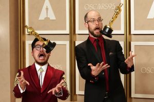 Directors Daniel Kwan and Daniel Scheinert pose with their Oscar for Best Picture for "Everything Everywhere All at Once". Photo: Mike Blake/Reuters/Ritzau Scanpix