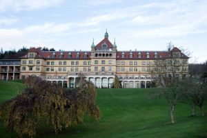 Hotellerne uden for København har for første gang i mange år markant fremgang i omsætningen. Flere turister i provinsen er hovedårsagen.