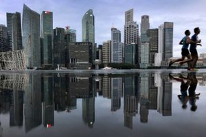 Om senest otte måneder skal konkurrencemyndighederne have taget stilling til fusionen mellem Widex og Sivantos, men helt centrale elementer som en særskilt skatteaftale med myndighederne i Singapore og selskabets topledelse svæver i det uvisse.