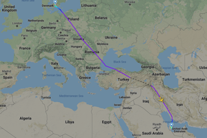 Konflikten mellem USA og Iran, hvor et ukrainsk fly muligvis blev skudt ned, har fået Norwegian og Singapore Airlines til at flyve uden om regionen. Emirates og Qatar Airways har valgt en anden løsning.