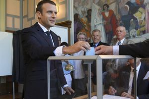 Valgdeltagelsen ved det franske parlamentsvalg blev historisk lav, men vejen er banet for Macrons reformer.