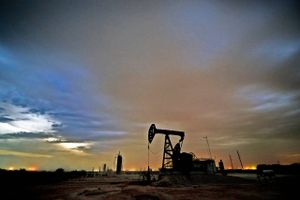 En oliebrønd i Midland, Texas. En tønde texansk råolie handles netop nu til 34,65 dollars. Foto: James Durbin/Reporter-Telegram via AP