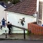 Her burde der være et billede af Banksy. Men den slags findes ikke. Derfor billedet af værket "Aachoo", der blev malet i 2020 i Bristol. Værdien på huset steg betragteligt. Foto: Rebecca Naden/Reuters/Ritzau Scanpix