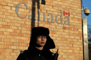 En politimand står vagt foran den canadiske ambassade i Beijing. De to lande er midt i en voldsom diplomatisk strid, efter at Canada på USA's anmodning anholdt en topchef fra den kinesisk telegigant Huawai. Striden kompliceres af handelskrigen mellem USA og Kina. Foto: AP/Andy Wong