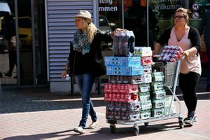 I dag træder en lavere tysk moms på fødevarer i kraft. I grænsebutikkerne er der dog vidt forskellig tilgang til, hvor meget og hvornår man regner med at lade priserne gå ned.
