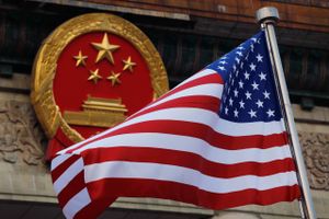 Kina og USA har ligget i varierende grader af rivalisering og konkurrence i de sidste årtier. Indenfor godt ti år vil Kina være en større økonomi end USA, vurderer eksperter. Foto: AP Photo/Andy Wong