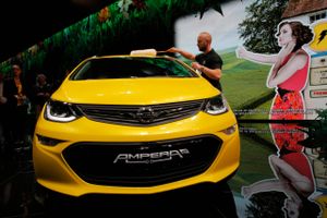 Opels nye elbil, Ampera E. Foto: AP Photo/Christophe Ena.