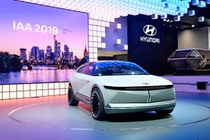 Hyundai viser det strømlinede og høje 45 EV-koncept, som viser, hvordan en kommende elektrisk crossover vil se ud. 