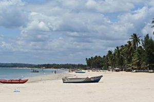 Stranden ved Nilaveli på Sri Lankas østkyst har altid været et af landets mest populære udflugtsmål. Årtiers voldsom borgerkrig i regionen såvel som den store tsunami i 2004 fik tvunget turismen i knæ, men de senere år er interessen igen vokset betragteligt. Foto: Martin Sejba/Flickr