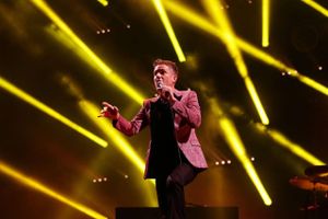 Sanger Brandon Flowers står i spidsen for The Killers, torsdagens største navn på Tinderbox i Odense. Foto: AP