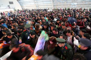 A crowd of Chinese passengers queue up to have their train tickets automatically scanned for check-in at the Nantong Railway Station as they are on their way back home for the upcoming Spring Festival or the Chinese New Year (Year of the Rooster) in Nantong city, east China's Jiangsu province, 23 January 2017. Chinese New Year is an annual ritual of family reunification and overindulgence. The scale of the migration is astounding: While some 49 million Americans undertake a significant journey for Thanksgiving, Chinese citizens will rack up 3 billion trips during this year's travel-fest. Foto: AP/Imaginechina