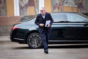 Dansk Industris i forvejen travle topchef får endnu mere at se til med posten som formand for Københavns Lufthavne A/S. Lars Sandahl Sørensen lover i sit virke at tilgodese alle flyselskaber og erklærer sig som tilhænger af, at omverdenen kan følge med i, hvad der sker i lufthavnen, som den danske stat nu kontrollerer.