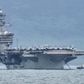 En af verdens største krigsmaskiner slået ud af coronavirussen. Det amerikanske hangarskib ”USS Theordore Roosevelt” er gået til kaj på stillehavsøen Guam. Halvdelen af besætningen er evakueret i land. Det udstiller de voldsomme problemer, coronaen stiller militæret overfor. Arkivfoto: Kham/Reuters