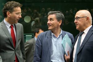 Den græske finansminister, Euclid Tasakalotos (i midten), har fået udglattet konflikten med den hollandske finansminister  Jeroen Dijsselbloem (tv) og den franske finansminister Michel Sapin (th), efter Eurogruppen bremsede den græske gældslettelse i december. Foto: AP/Virginia Mayo. 