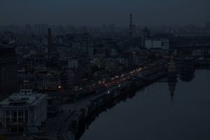Massive russiske angreb på civil infrastruktur har slukket for strøm og varme flere steder i Ukraine. EU forbereder sig på en ny flygtningestrøm ud af landet. 