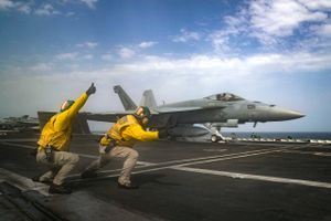 Et F-18 Super Hornet sendes af sted fra hangarskibet "USS Abraham Lincoln", der er befinder sig i Det Arabiske Hav tæt på Hormuz Strædet og Den Persiske Golf. Foto: AP/Jeff Sherman