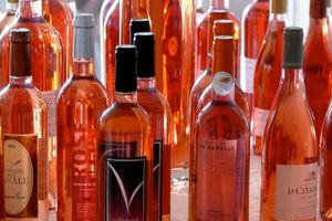Det går godt for salget af rosévin i USA, viser tal fra analysevirksomheden Nielsen. Også herhjemme går det fremad for rosé-flaskerne.