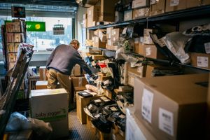 Pakkebutikker og transportselskaber har allerede de seneste uger haft travlhed med udlevering af pakker fra onlinehandlen. Arkivfoto: Jens Hartmann Schmidt.