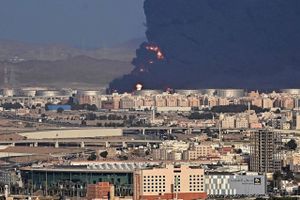 Houthi-oprørere hævder at stå bag flere angreb i Saudi-Arabien. Røg stiger op over havnebyen Jeddah.