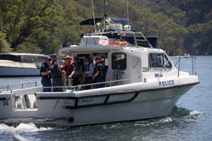 Australsk politi og efterforskere sejler ud for at besigtige stedet, hvor et fly med seks passagerer styrtede ned søndag aften omkring 50 kilometer fra den australske hovedstad, Sydney. Foto: Rick Rycroft