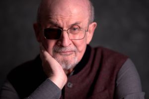Salman Rushdie overlevede et mordforsøg. En sortklædt mand sprang op på scenen og stak ham 15 steder med en kniv. Nu skriver den 76-årige stjerneforfatter hudløst og intenst om oplevelsen, refleksionerne, genoptræningen og lyden af en penis, der beder om nåde.