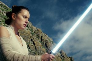 "Star Wars: The Last Jedi" tager sin begyndelse, hvor "The Force Awakens" slap med Rey (Daisy Ridley), der finder Luke Skywalker. Foto: Walt Disney Pictures
