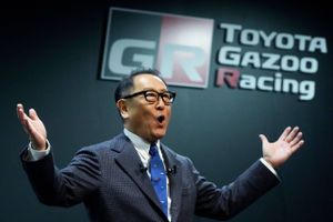 Akio Toyoda har været topdirektør for Toyota i over ét årti. Han løftede det dengang pressede bilfirma op til nye højder og var længe synonym med den japanske bilindustri. Hvorfor siger han stop?