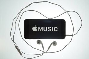 Apple Music har overhalet den svenske musikstreamingtjeneste Spotify i USA, når der måles på antallet af betalende abonnenter.