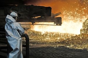Europæiske producenter som her Thyssenkrupp-stålværket i Duisburg bliver nu ramt af en særtold på deres eksport til USA. Foto: AP/martin Meissner
